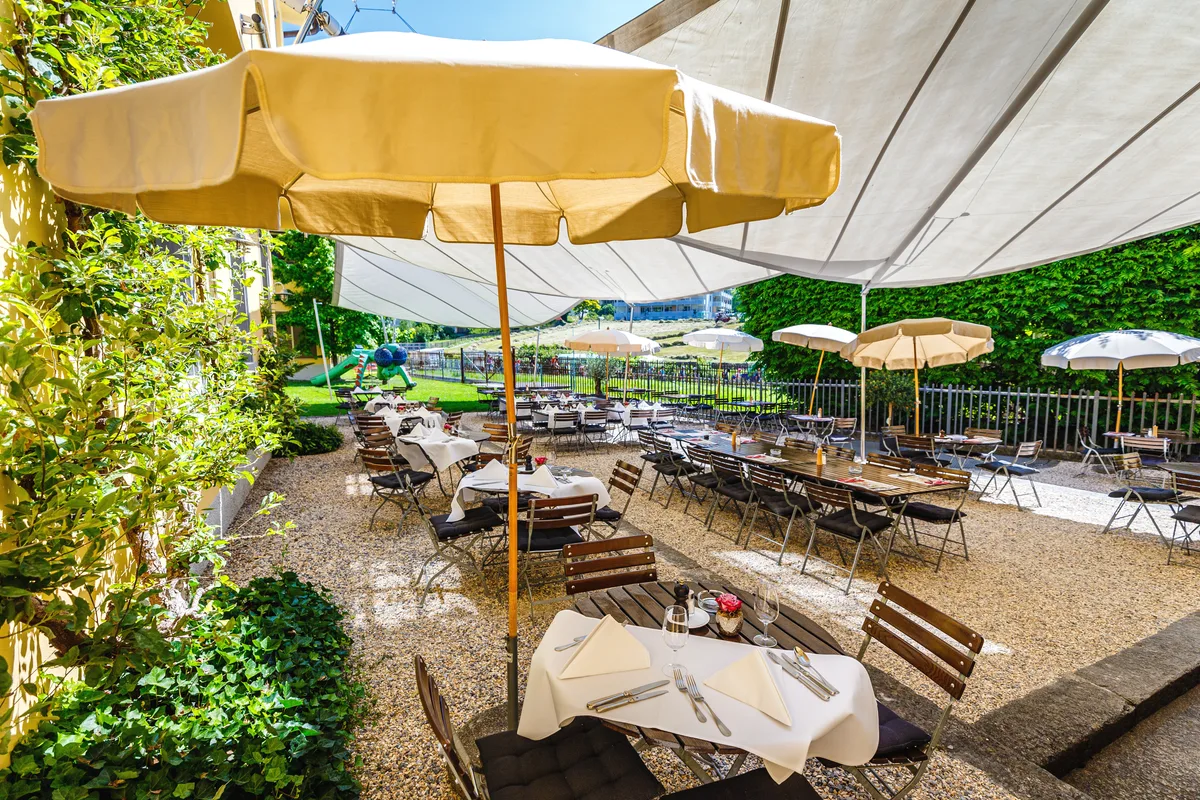 Vor allem am Wochenende zieht es viele Auswärtige in die Bleichi-Beiz. Man sieht ein Restaurant mit gedeckten Tischen.